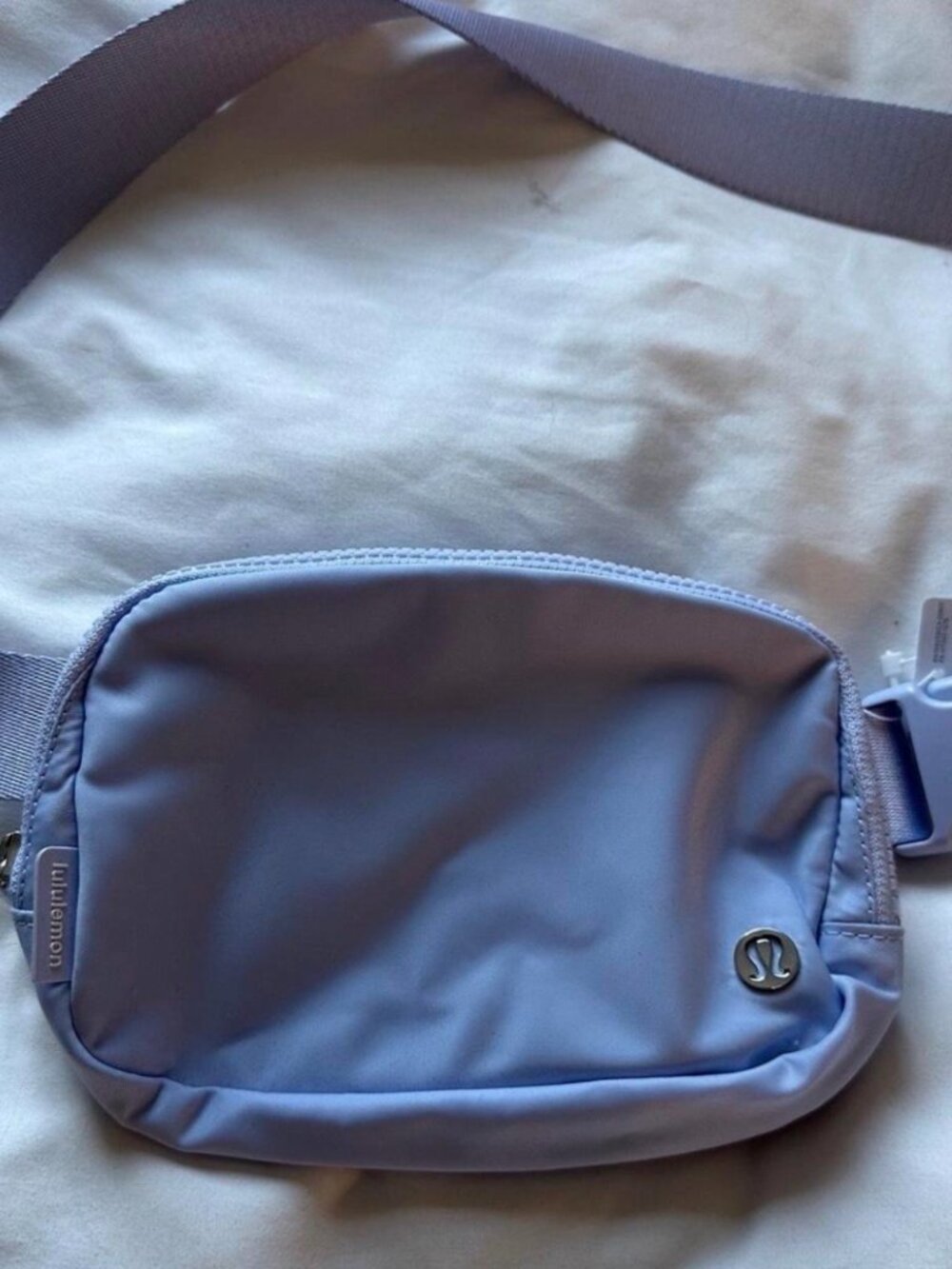 RARE lululemon everywhere belt bag in pastel blue & New with Tags - Picture 6 of 6